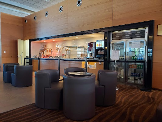 plaza-premium-lounge-departures-winnipeg-richardson-international-airport-ywg